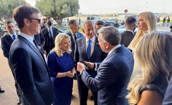 תמונת היום: נתניהו ממתין בנתב"ג להגעתו של טראמפ