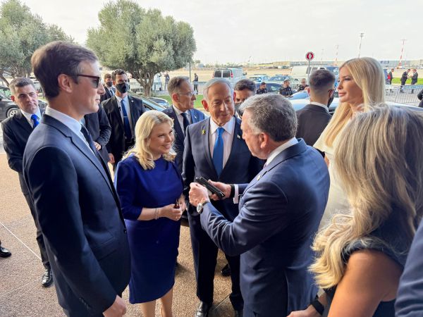 תמונת היום: נתניהו ממתין בנתב"ג להגעתו של טראמפ