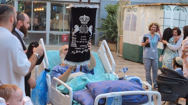 מרגש: הפצוע קטוע הרגליים חגג שמחת תורה. צפו