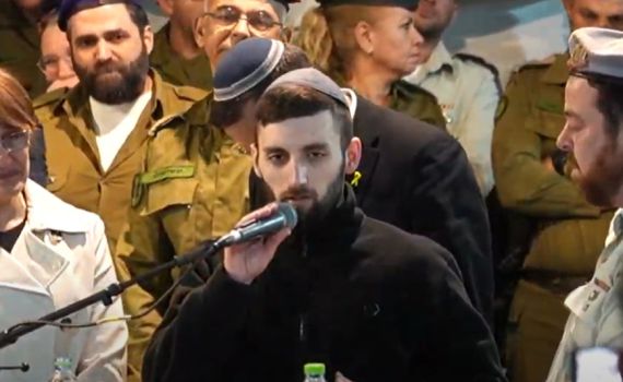 "בקושי עומד על הרגליים": מתן אנגרסט בהספד בהלוויית מפקדו