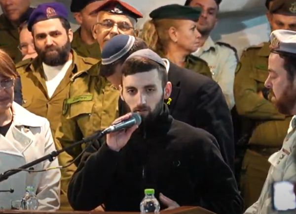 "בקושי עומד על הרגליים": מתן אנגרסט בהספד בהלוויית מפקדו