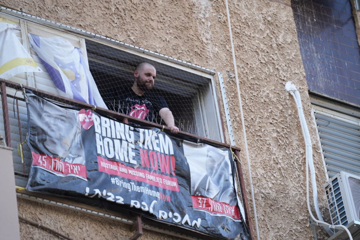 עם מאות דגלי ישראל: כך התקבל איתן הורן כשחזר לביתו | צפו