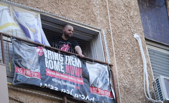 עם מאות דגלי ישראל: כך התקבל איתן הורן כשחזר לביתו | צפו