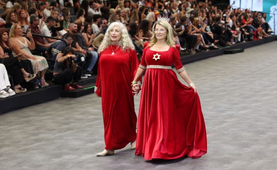 בלוק צנוע: אמו וסבתו של עומר אדם בשבוע האופנה | צפו