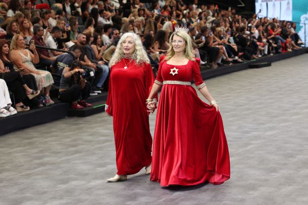 בלוק צנוע: אמו וסבתו של עומר אדם בשבוע האופנה | צפו