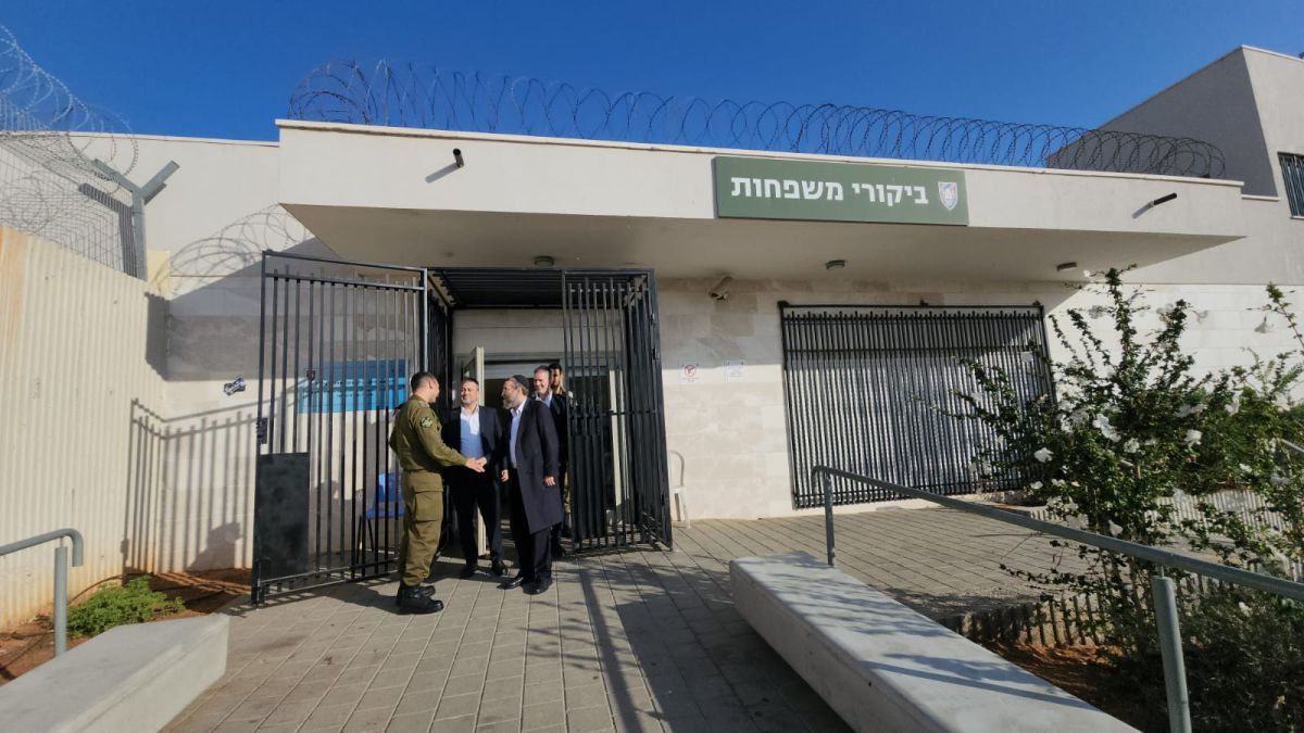 גפני ביקר את העריקים בכלא: "כתם גדול על מדינת ישראל"