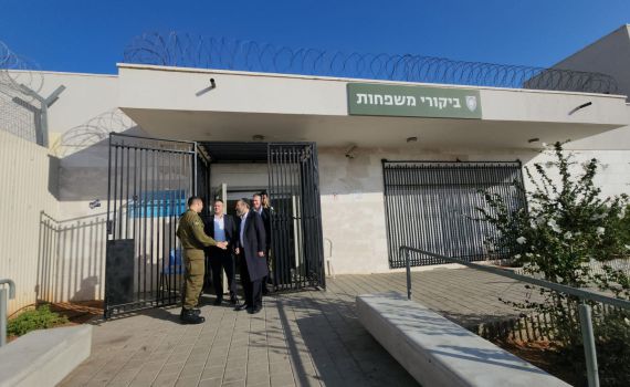 גפני ביקר את העריקים בכלא: "כתם גדול על מדינת ישראל"