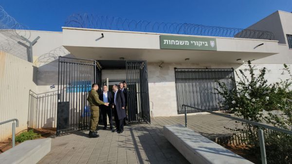 גפני ביקר את העריקים בכלא: "כתם גדול על מדינת ישראל"