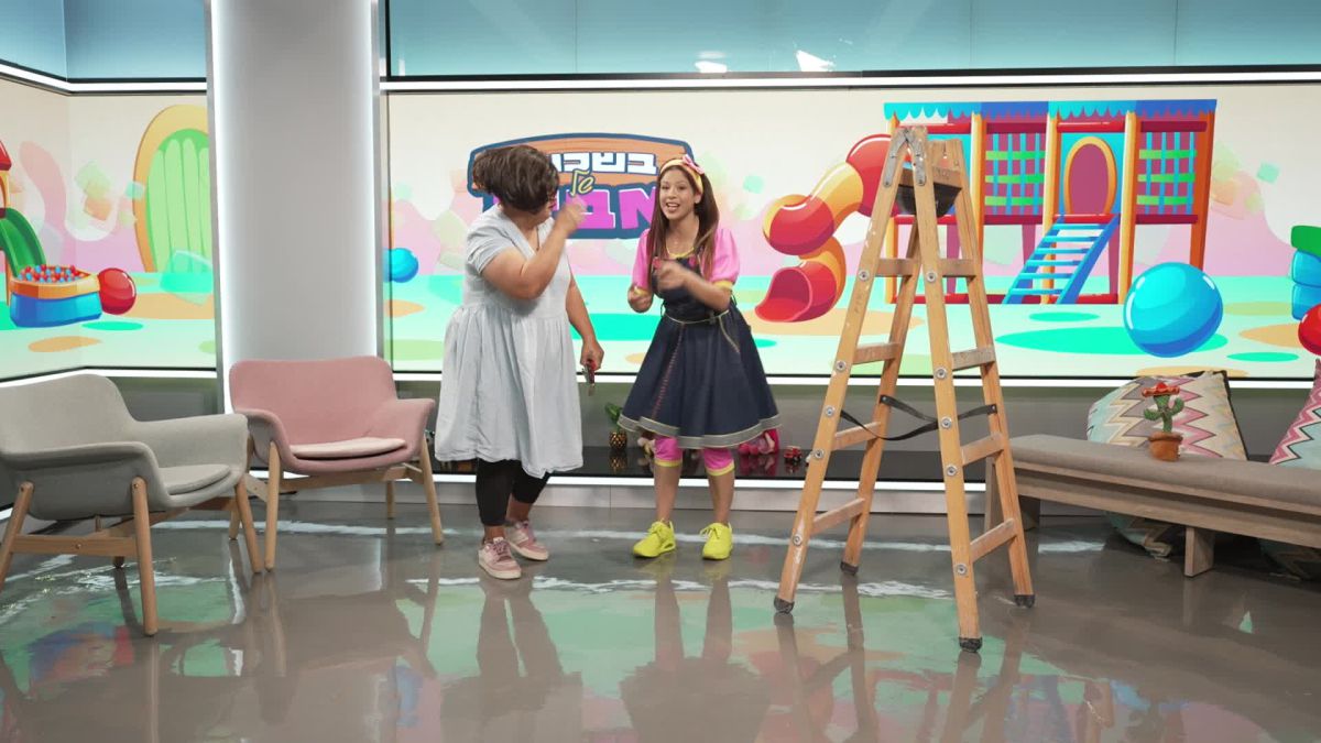 בשכונה של אביה – שלומית בונה סוכה הגיעה לביקור