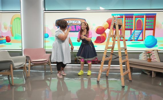 בשכונה של אביה – שלומית בונה סוכה הגיעה לביקור