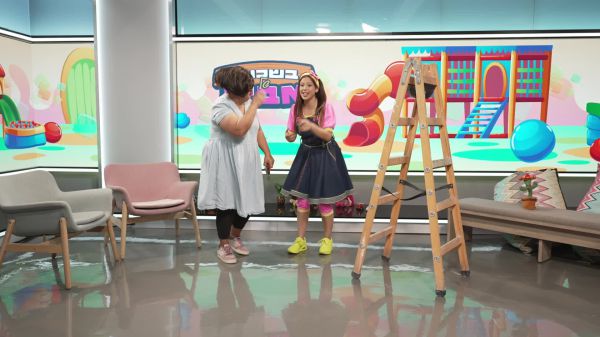 בשכונה של אביה – שלומית בונה סוכה הגיעה לביקור