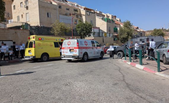 שריפת ענק פרצה בסוכה והתפשטה לבניין: 21 לכודים חולצו