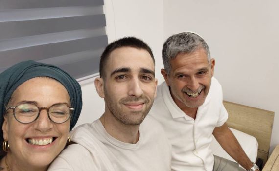 חוזרים הביתה: צפו בתמונות של שורדי השבי מתאחדים עם משפחותיהם