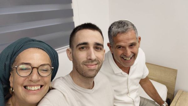 חוזרים הביתה: צפו בתמונות של שורדי השבי מתאחדים עם משפחותיהם