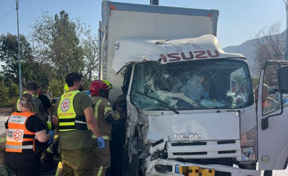 15 פצועים בתאונה בין אוטובוס למשאית בכביש 90, בהם אחד קשה