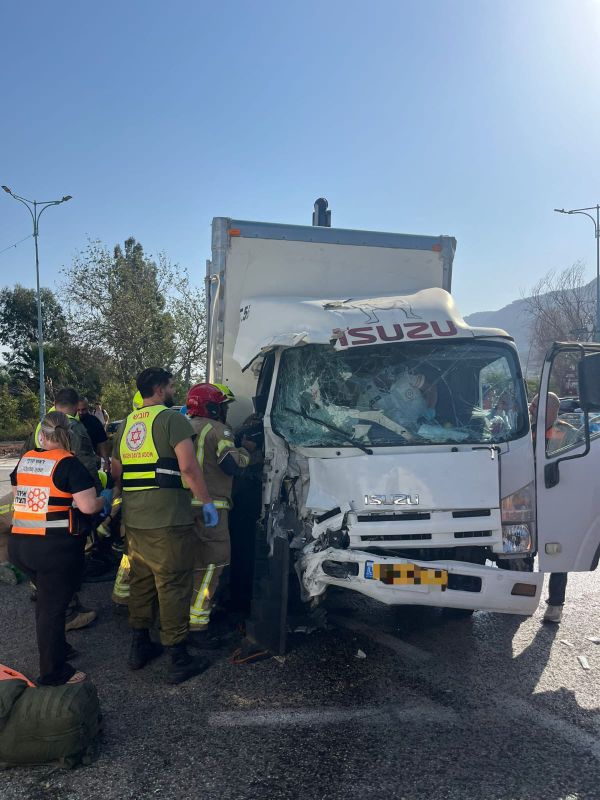 15 פצועים בתאונה בין אוטובוס למשאית בכביש 90, בהם אחד קשה