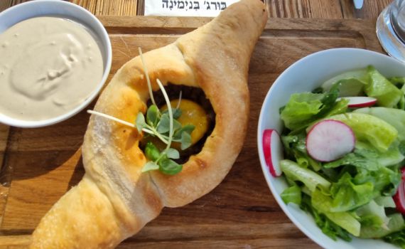 טעמים של תורכים, בריטים וישראלים: סיפורה של מסעדת בוהריים