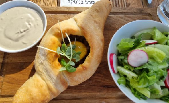 טעמים של תורכים, בריטים וישראלים: סיפורה של מסעדת בוהריים