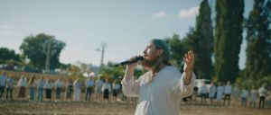 צפו: שירת המונים של יה אכסוף סביב קברה של תפארת לפידות