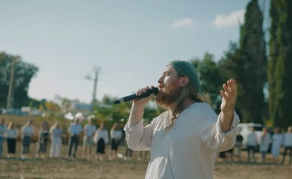 צפו: שירת המונים של יה אכסוף סביב קברה של תפארת לפידות