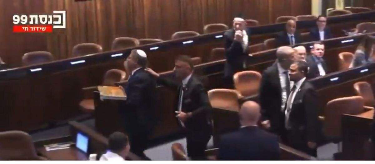 צפו: בן גביר מחלק בקלוואות בכנסת