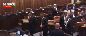 צפו: בן גביר מחלק בקלוואות בכנסת