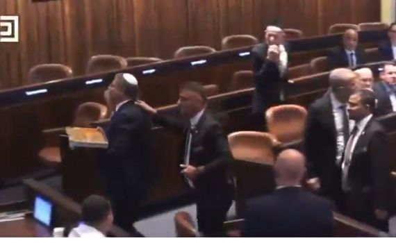 צפו: בן גביר מחלק בקלוואות בכנסת