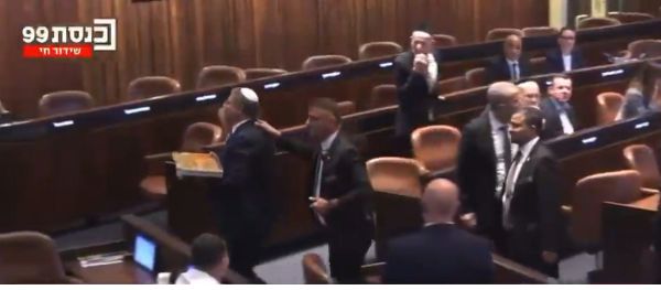 צפו: בן גביר מחלק בקלוואות בכנסת