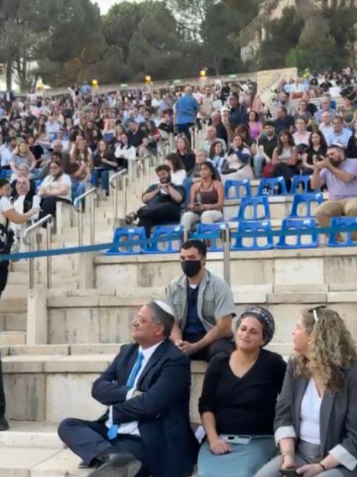 צפו: סטודנט ניסה להפריע לאיילה בן גביר לקבל תואר שני