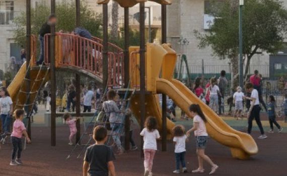 אירוע חריג בגן משחקים בפ"ת: ילדה נתקעה בתוך מתקן – וחולצה