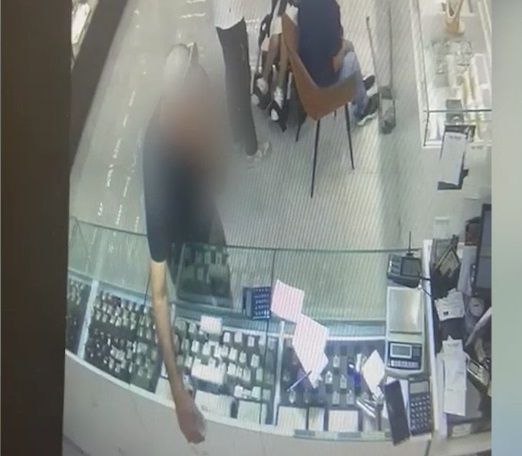 תיעוד: מוציא צמיד מהמגירה ושם בכיס – נעצר גנב תכשיטים מאשדוד