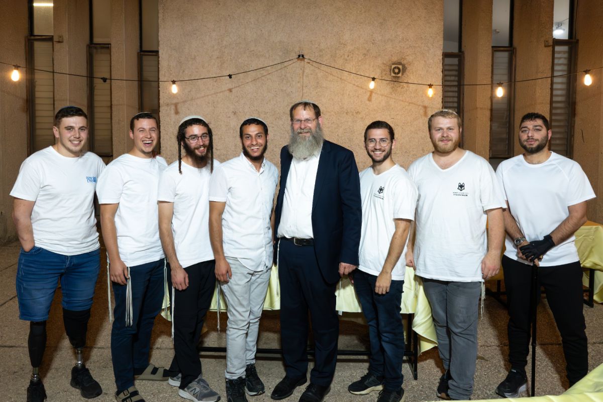 מרגש: תלמידי הישיבה הקדישו ספר תורה לזכר מפקדיהם שנפלו