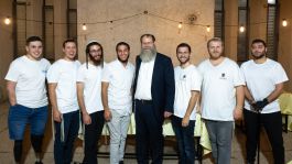 מרגש: תלמידי הישיבה הקדישו ספר תורה לזכר מפקדיהם שנפלו