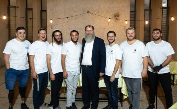 מרגש: תלמידי הישיבה הקדישו ספר תורה לזכר מפקדיהם שנפלו