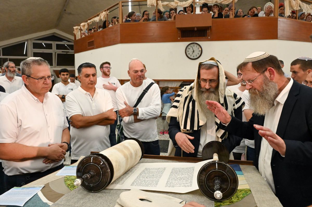 מרגש: תלמידי הישיבה נפצעו - והקדישו ספר תורה לזכר המפקדים