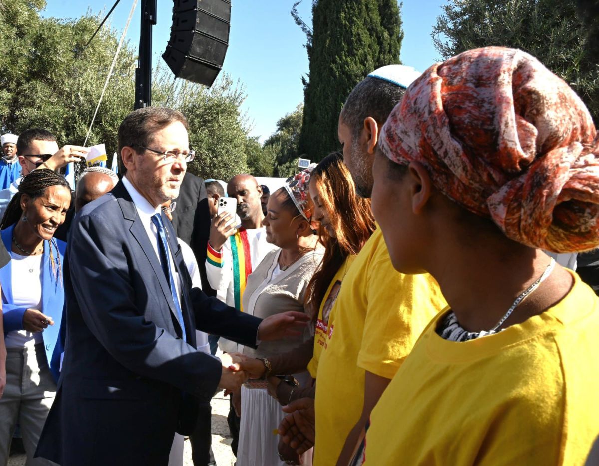 בטקס לחג הסיגד: הרצוג נפגש עם משפחתה של היימנוט קסאו | צפו