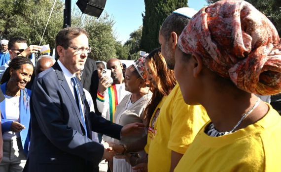 בטקס לחג הסיגד: הרצוג נפגש עם משפחתה של היימנוט קסאו | צפו