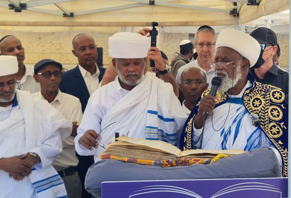 חג הסיגד: הספר הקדוש של יוצאי אתיופיה הגיע לכותל המערבי