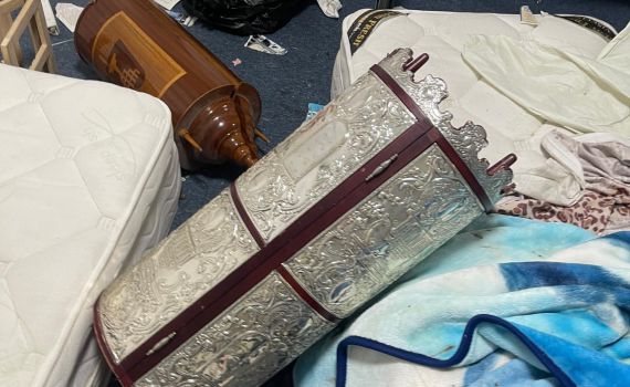 ספרי תורה חוללו בבית כנסת בשרון: "פשע מתועב"