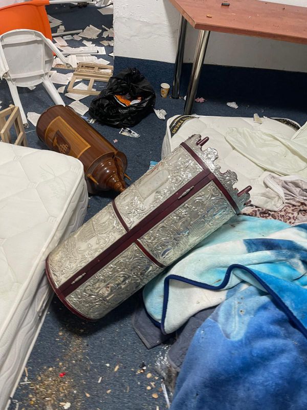 ספרי תורה חוללו בבית כנסת בשרון: "פשע מתועב"