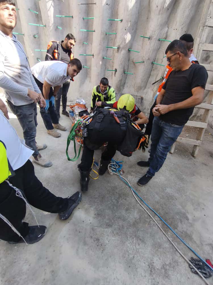 חילוץ דרמטי בירושלים: אדם נפל לבור בעומק של כ-5 מטרים