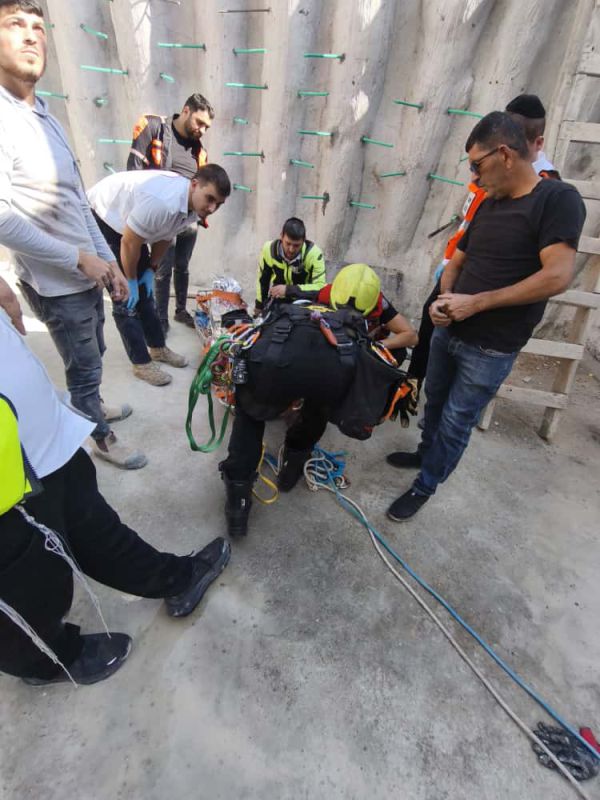 חילוץ דרמטי בירושלים: אדם נפל לבור בעומק של כ-5 מטרים