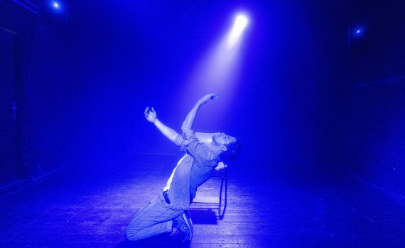 שנתיים אחרי ה-7.10: ההצגה על הכיסאות הריקים חוזרת