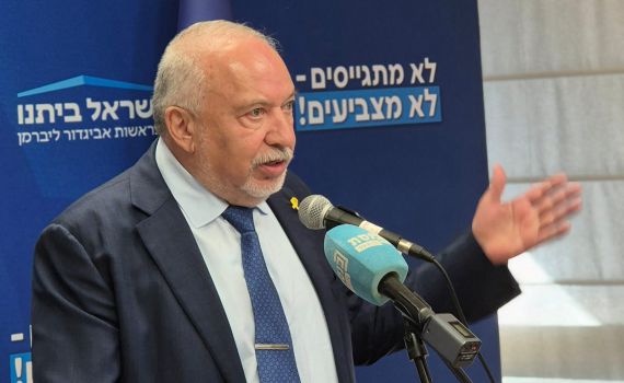 שאלנו את ליברמן: האם תעבור על החוק?