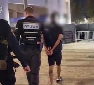 סיוט בכפר סבא: שב"ח נתפס מתחבא מתחת למיטה. צפו