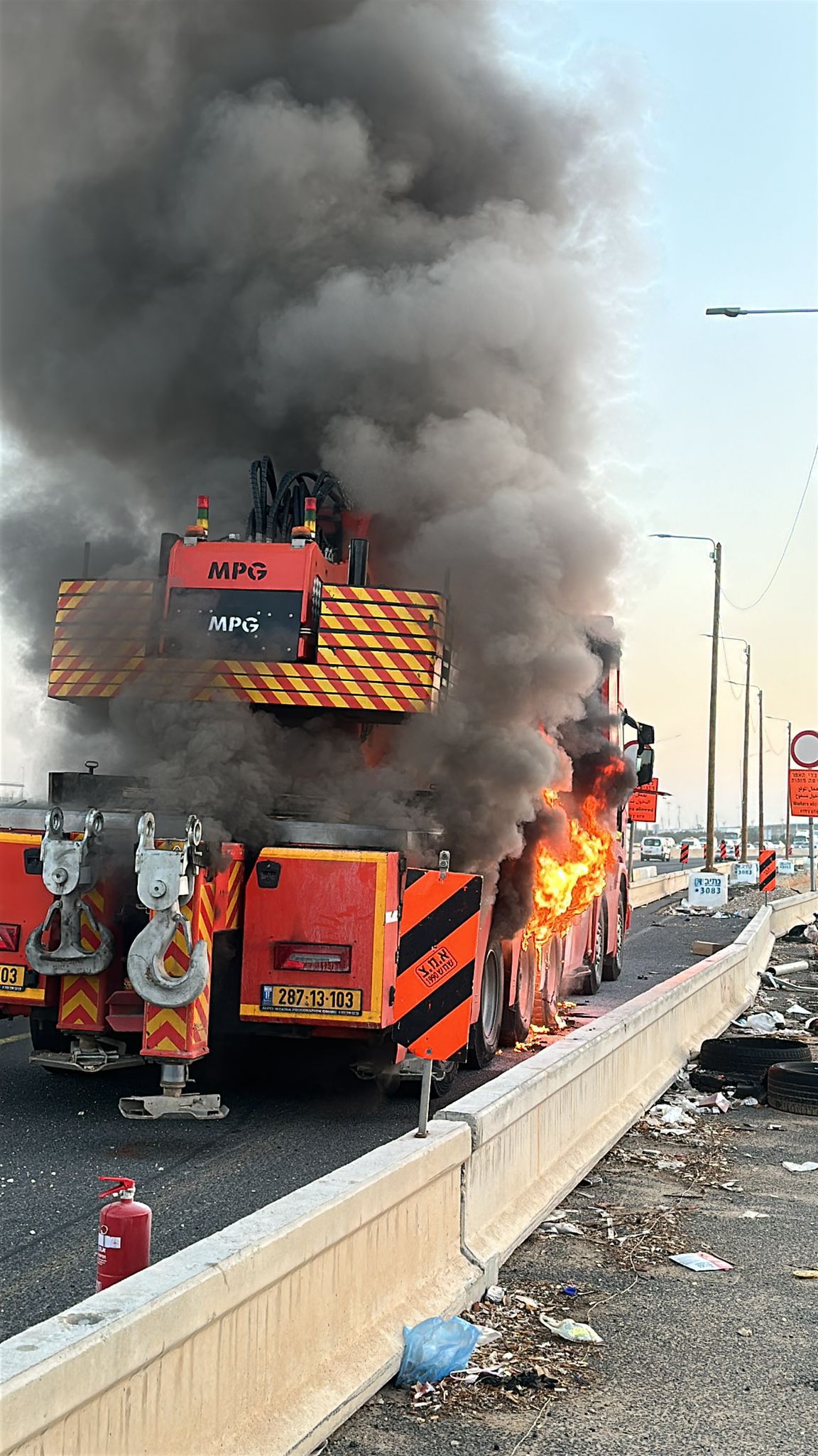 עומסים כבדים בכביש 1 בעקבות משאית שעלתה באש. צפו