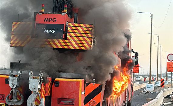 עומסים כבדים בכביש 1 בעקבות משאית שעלתה באש. צפו