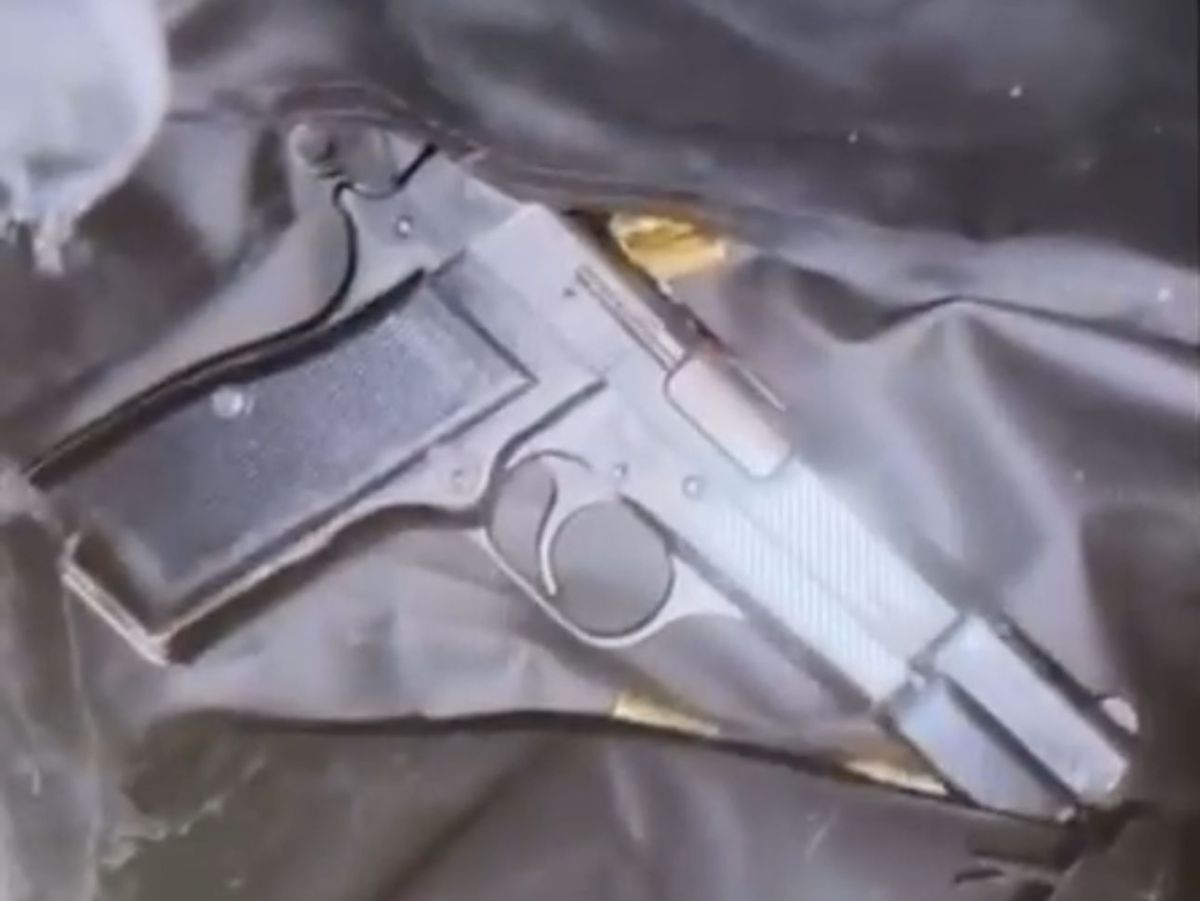 תיעוד מטריד: דורך את הנשק מעל ראשו של התינוק במיטתו