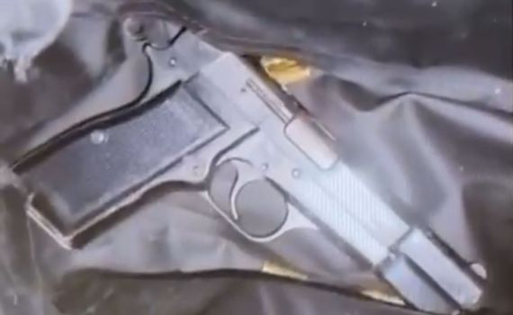 תיעוד מטריד: דורך את הנשק מעל ראשו של התינוק במיטתו