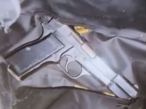 תיעוד מטריד: דורך את הנשק מעל ראשו של התינוק במיטתו